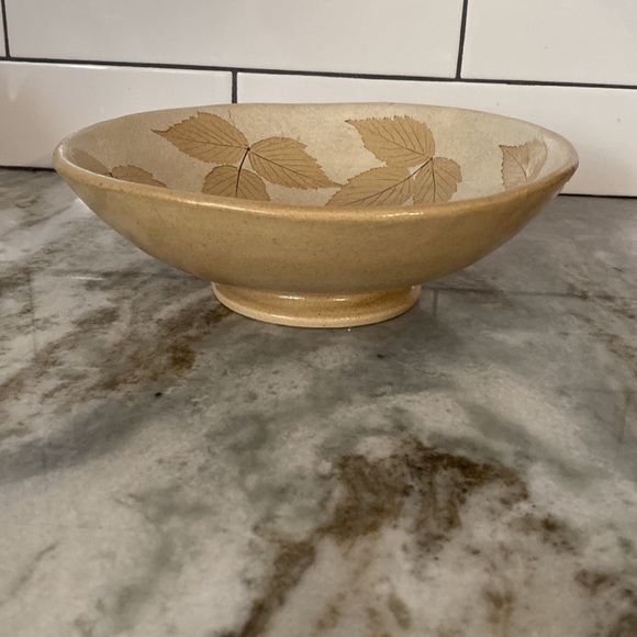 Vintage studio pottery pedestal bowl with leaf prints. Rustic, autumn, artsy - Picture 2 of 6
